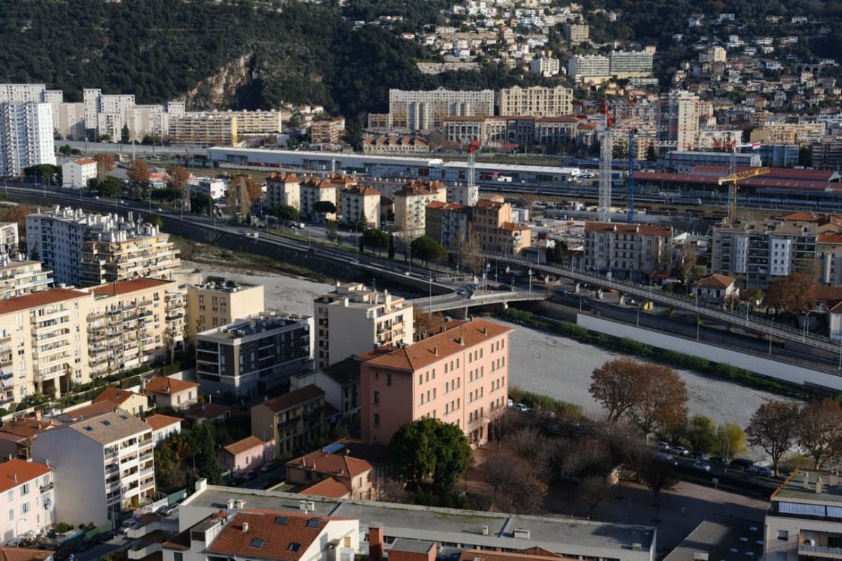 Une vue plongeante sur les quartiers du nord-est de Nice