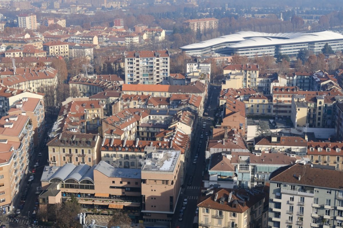 Une vue plongeante sur les toits de Turin depuis la tour du musée du cinéma