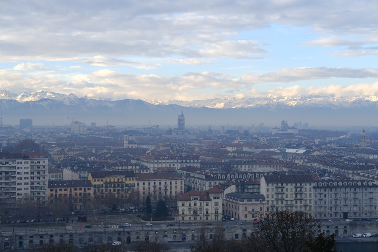 Une vue sur Turin et les Alpes depuis le Mont des Célestins