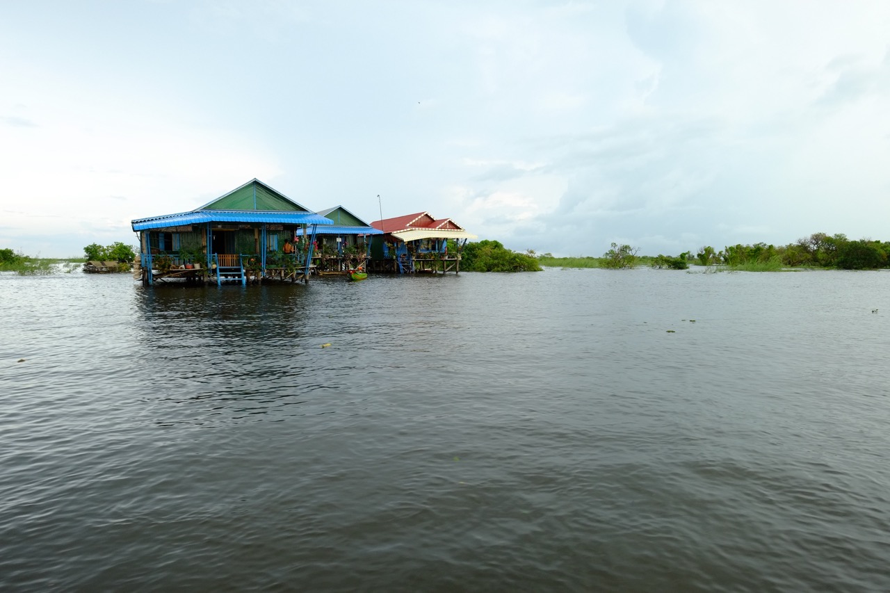 Quelques maisons sur pilotis sur le lac Tonlé Sap