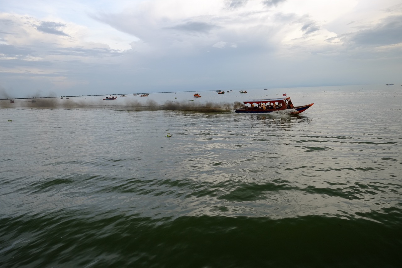 Un navire dont le moteur défectueux enfume le lac Tonlé Sap