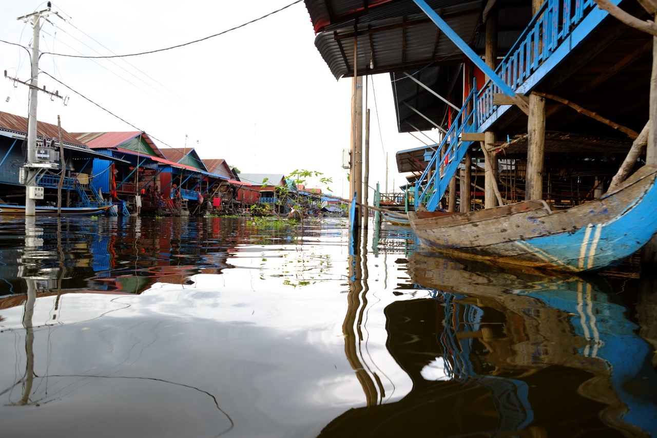 Un petit village flottant du Tonlé Sap au Cambodge © Yann Vernerie