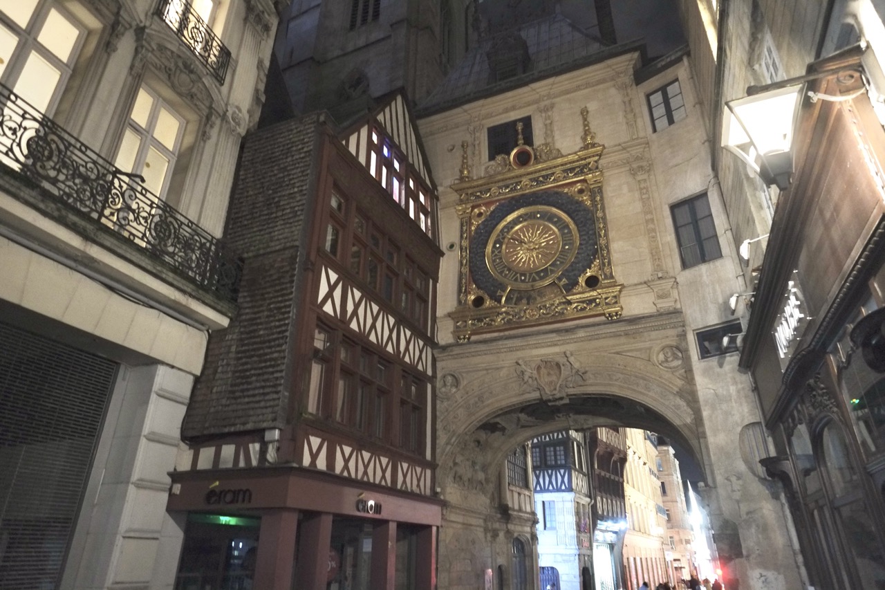 Le Gros-Horloge à Rouen pendant la nuit