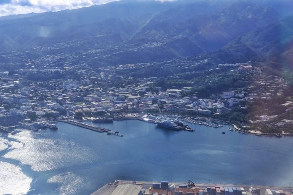 Une vue aérienne de Papeete l'une des plus grandes villes de Tahiti