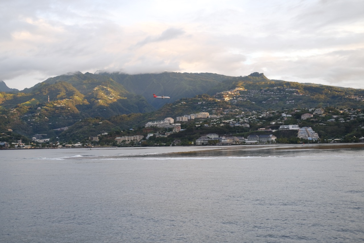 Une vue de Faaa, la plus grande ville de Tahiti, depuis un ferry