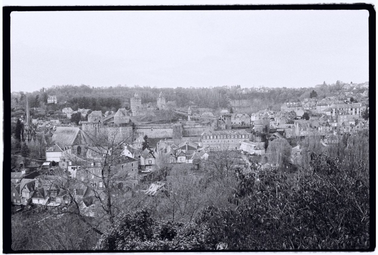 Une vue générale sur la ville de Fougères, l'une des plus grandes villes de Bretagne