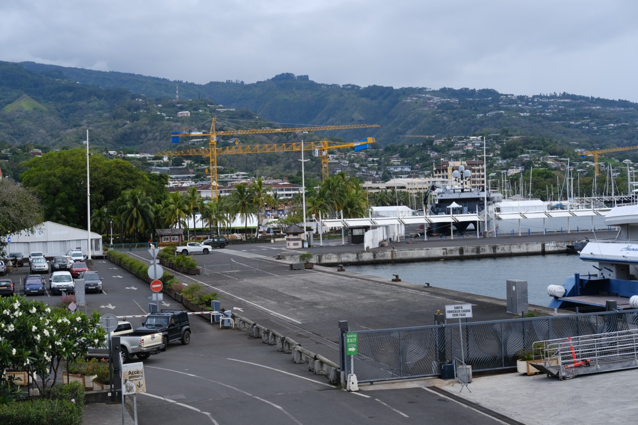 Une vue sur Papeete depuis le port