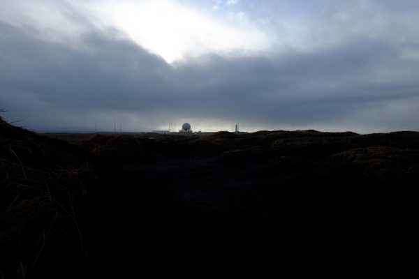 Le radar de Stokksnes et un phare dans les lointains