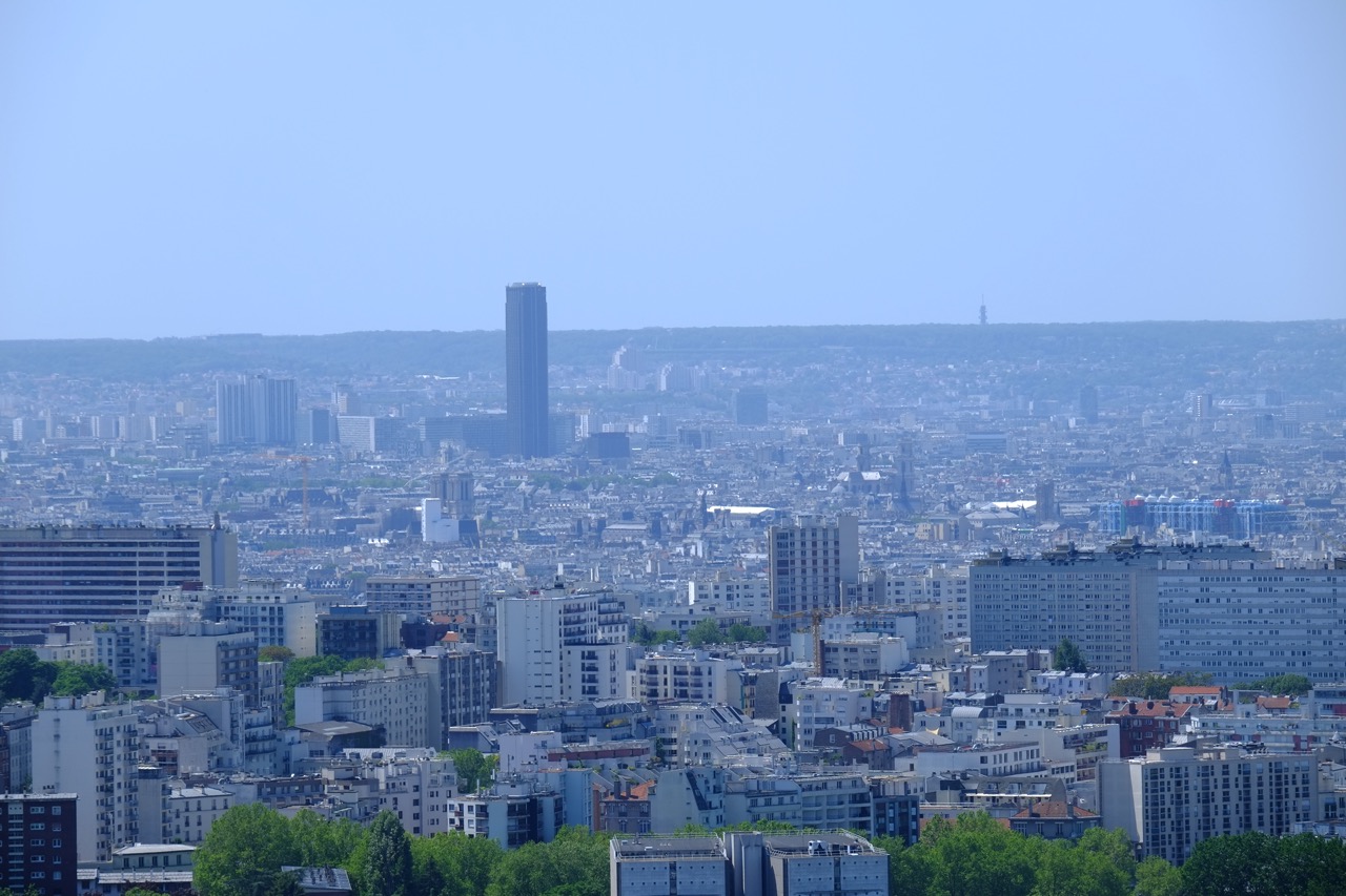 La tour Montparnasse perdue dans la métropole parisienne