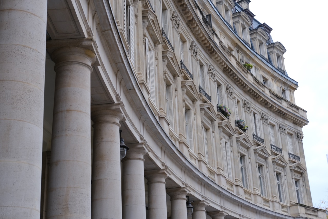 Les colonnes et les immeubles semi-circulaires de la rue de Viarmes, Paris