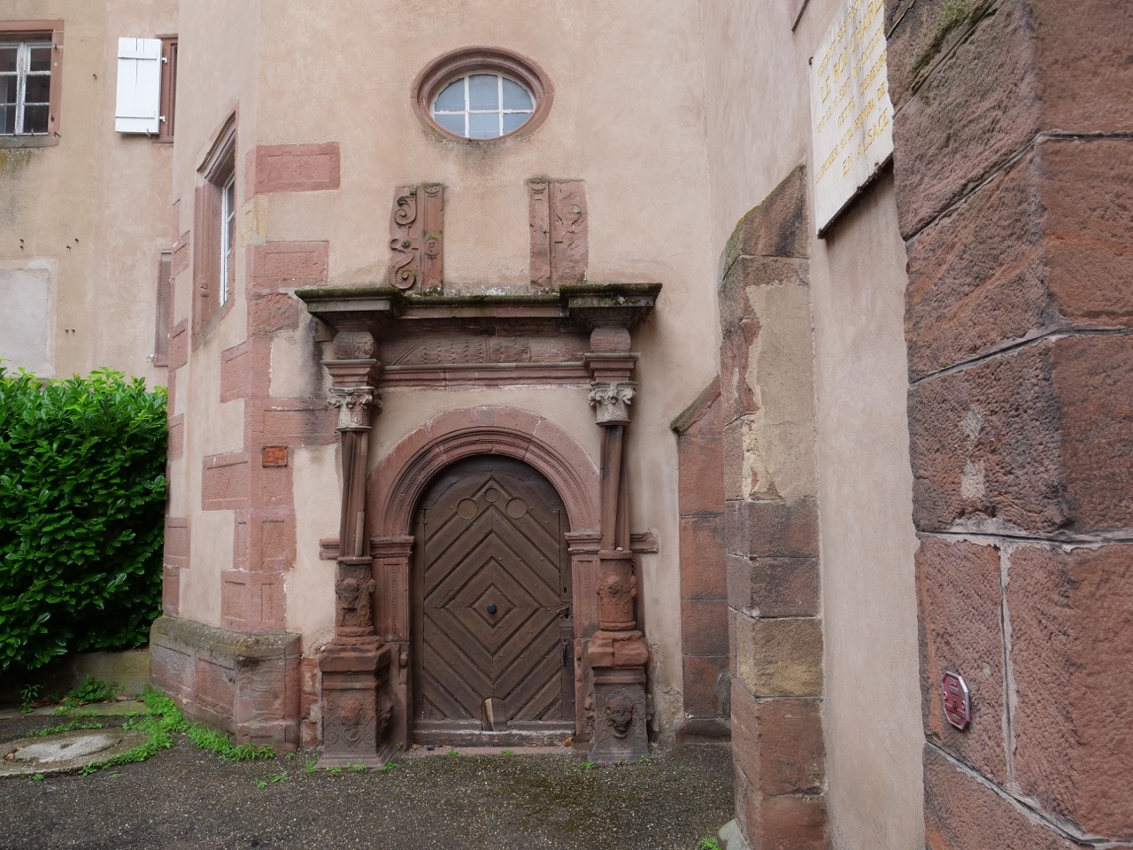 Une porte historique coincée entre l'église Notre Dame de Saverne et la Sous-Préfecture