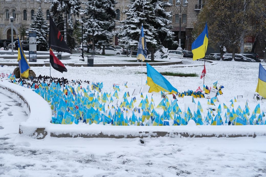 Des drapeaux ukrainiens sous la neige