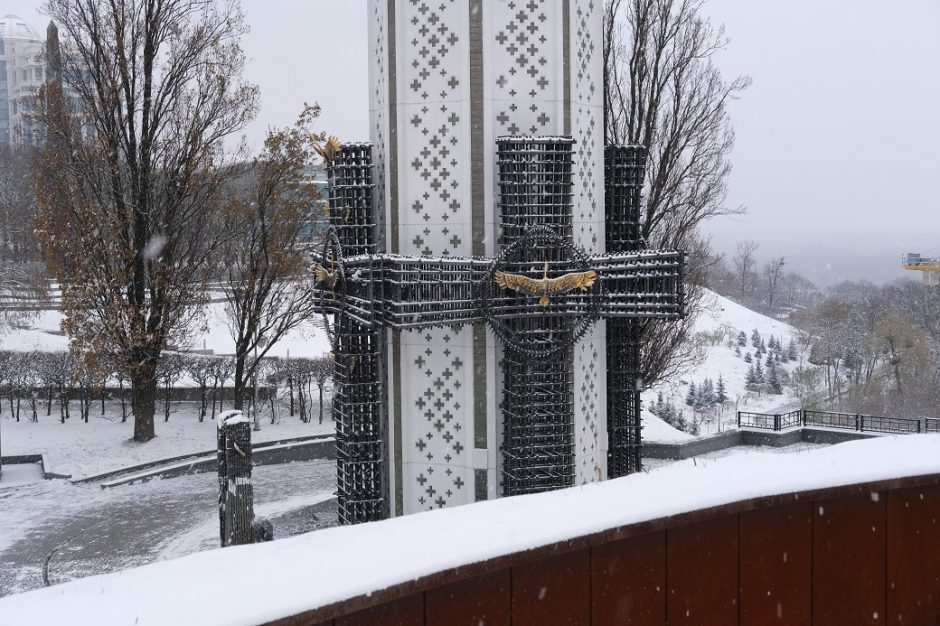 Un plan serré sur le monument Holodomor un jour de neige