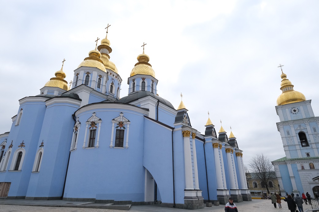 Une vue depuis l'arrière de l'église Saint-Michel, l'une des plus belles églises de Kyiv