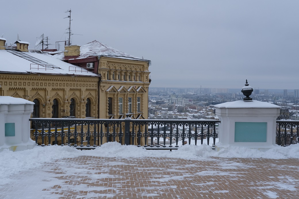 Une vue sur Kyiv depuis la terrasse de l'église Saint André