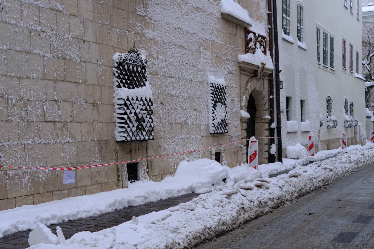 Dans les rues du centre historique après de fortes chutes de neige