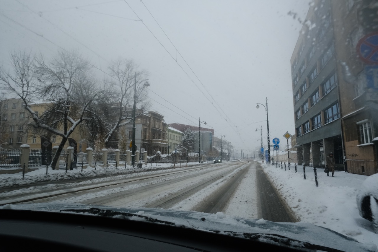 Dans les rues enneigées de Cracovie