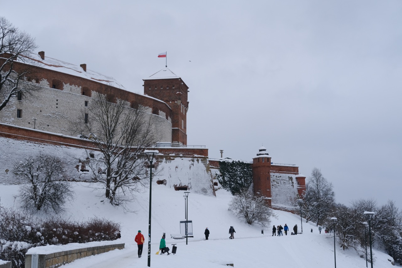La balade au pied des remparts du grand château de Cracovie