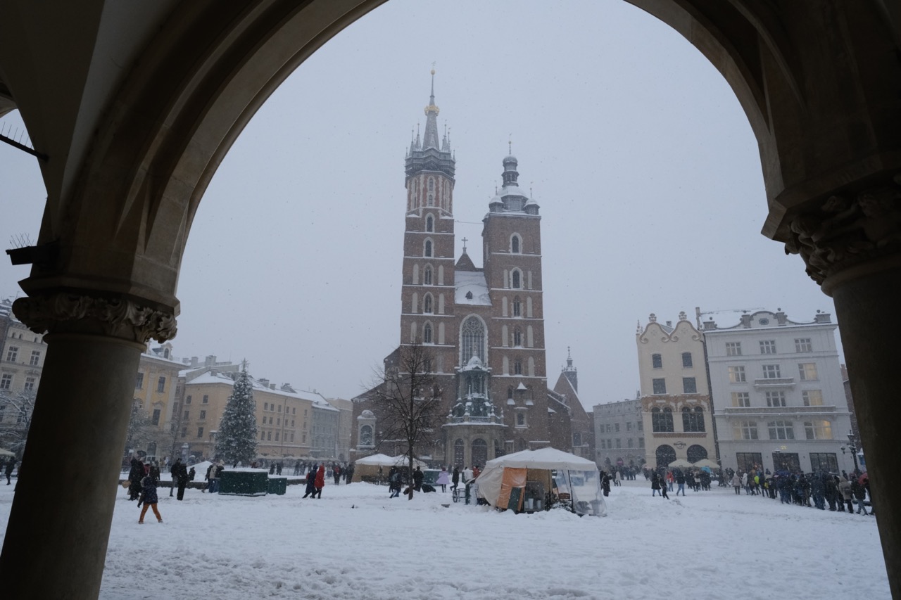 La basilique Sainte-Marie de Cracovie sous la neige