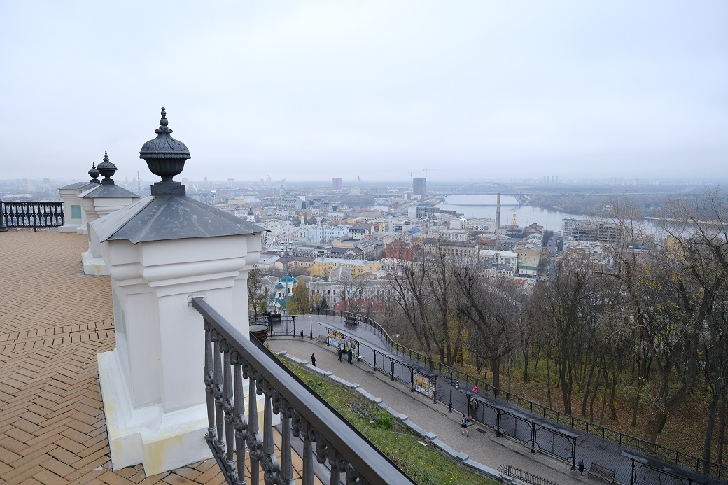 La vue sur Kyiv depuis la terrasse