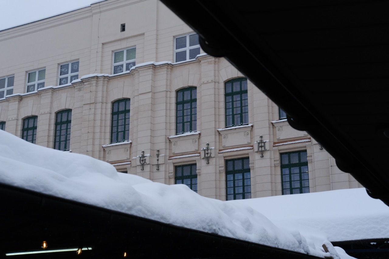 Les toits du marché de Stary Kleparz sous la neige