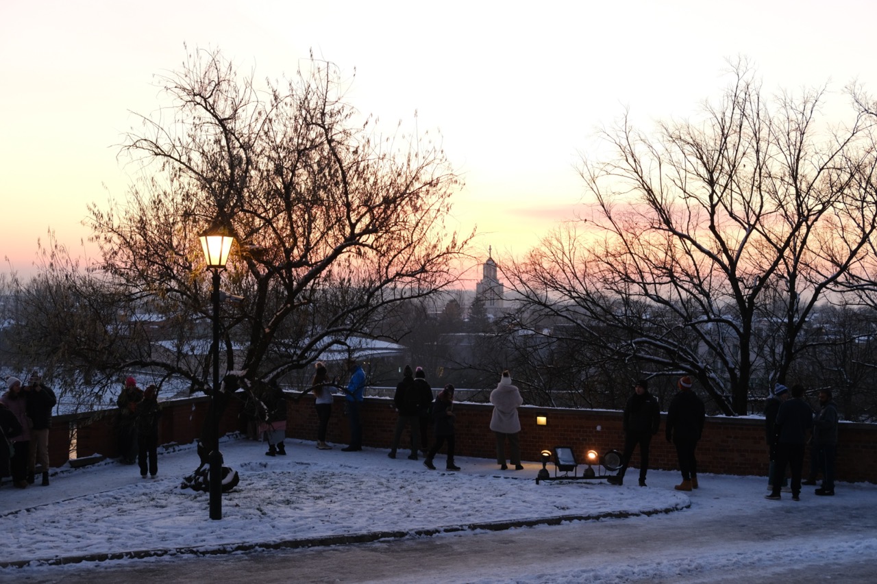 Les touristes se pressent sur les remparts du château pour admirer les derniers rayons du soleil