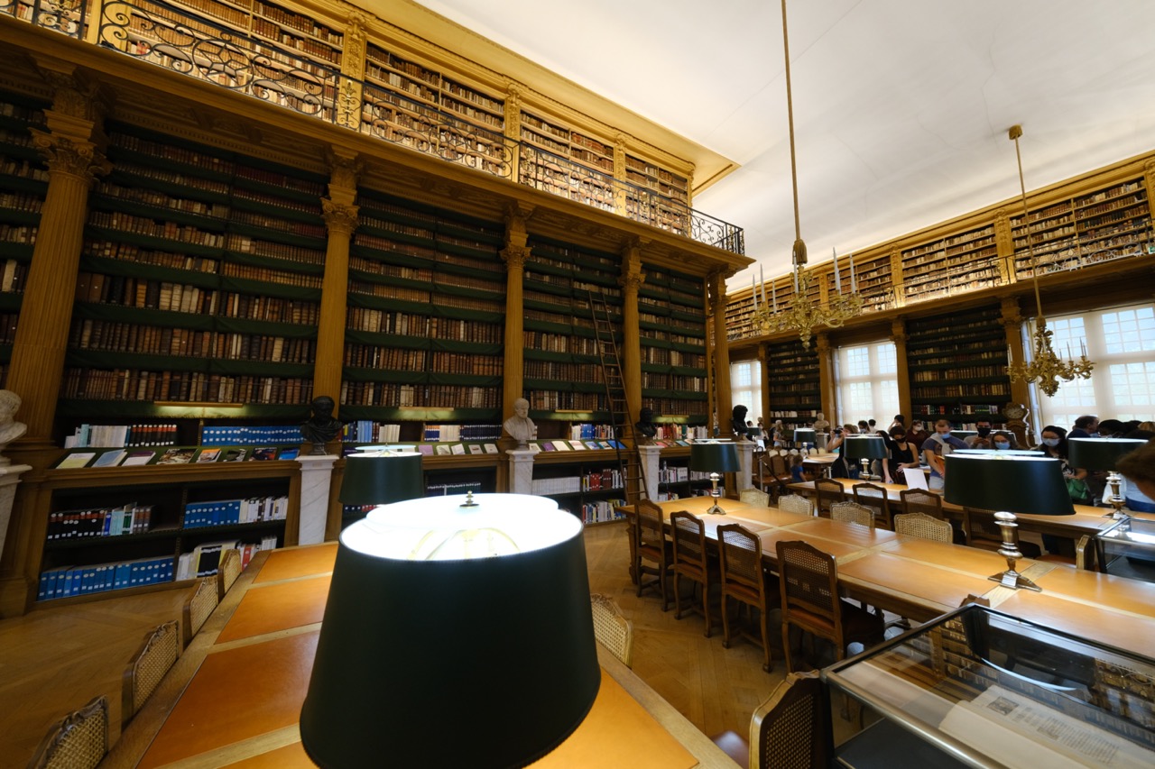 L'une des plus belles bibliothèque de Paris, c'est la bibliothèque Mazarine