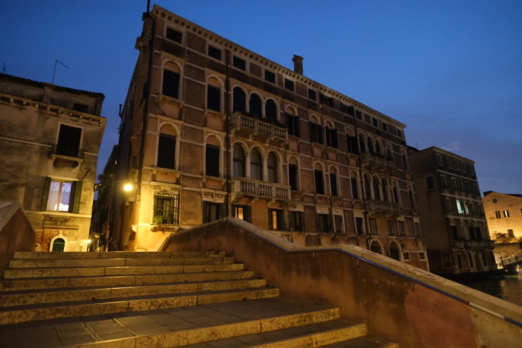 Un escalier qui mène au ghetto de Venise