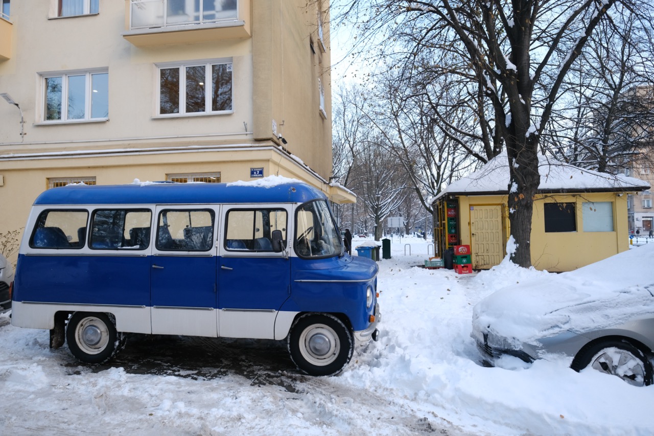 Un mini van rétro dans les rues du quartier Soviétique de Cracovie