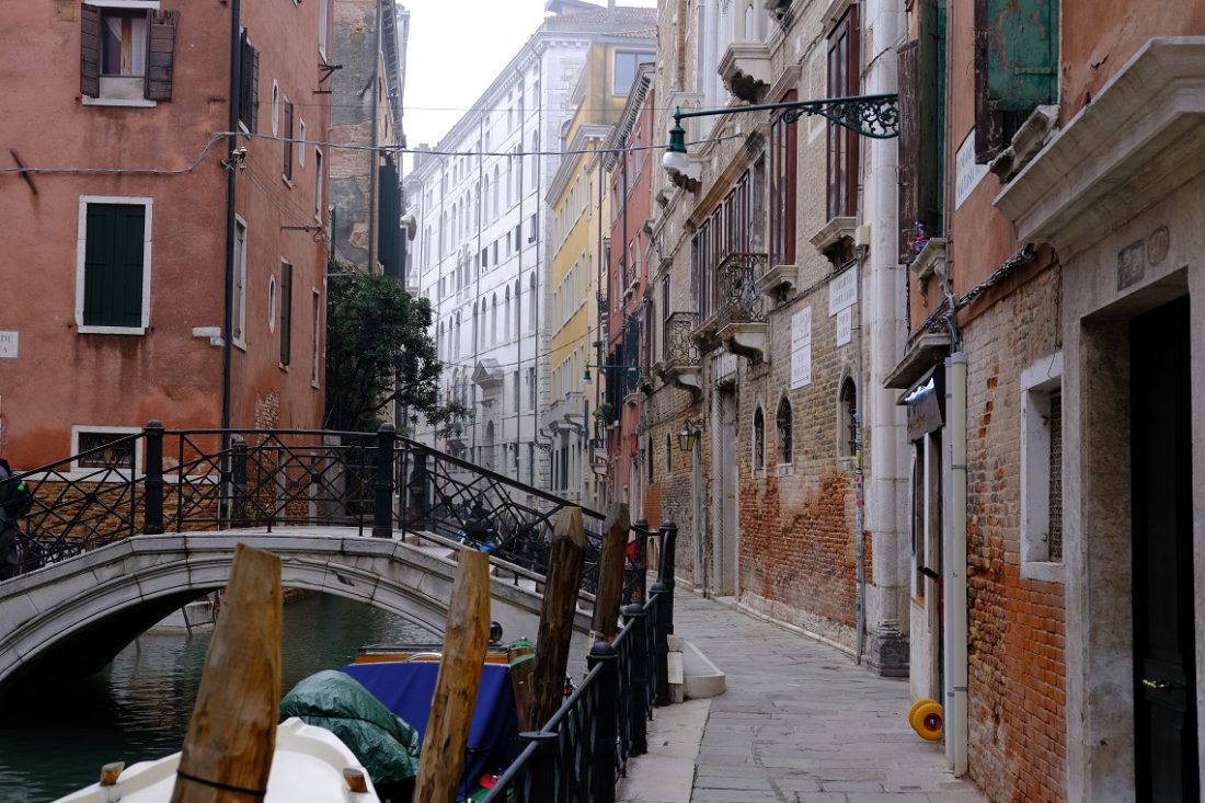 Un petit pont perdu dans les dédales de canaux de Venise