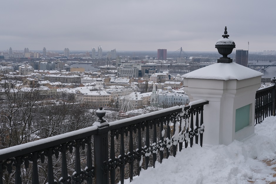Une vue sur Kyiv et la rembarde enneigée au premier plan