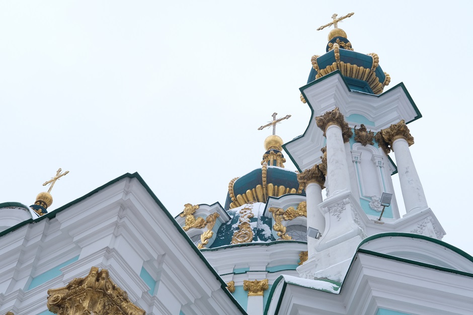 les dômes et les croix de l'église Saint-André de Kyiv