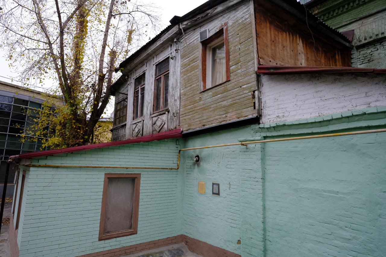 La façade de la plus ancienne maison de Kiev en automne
