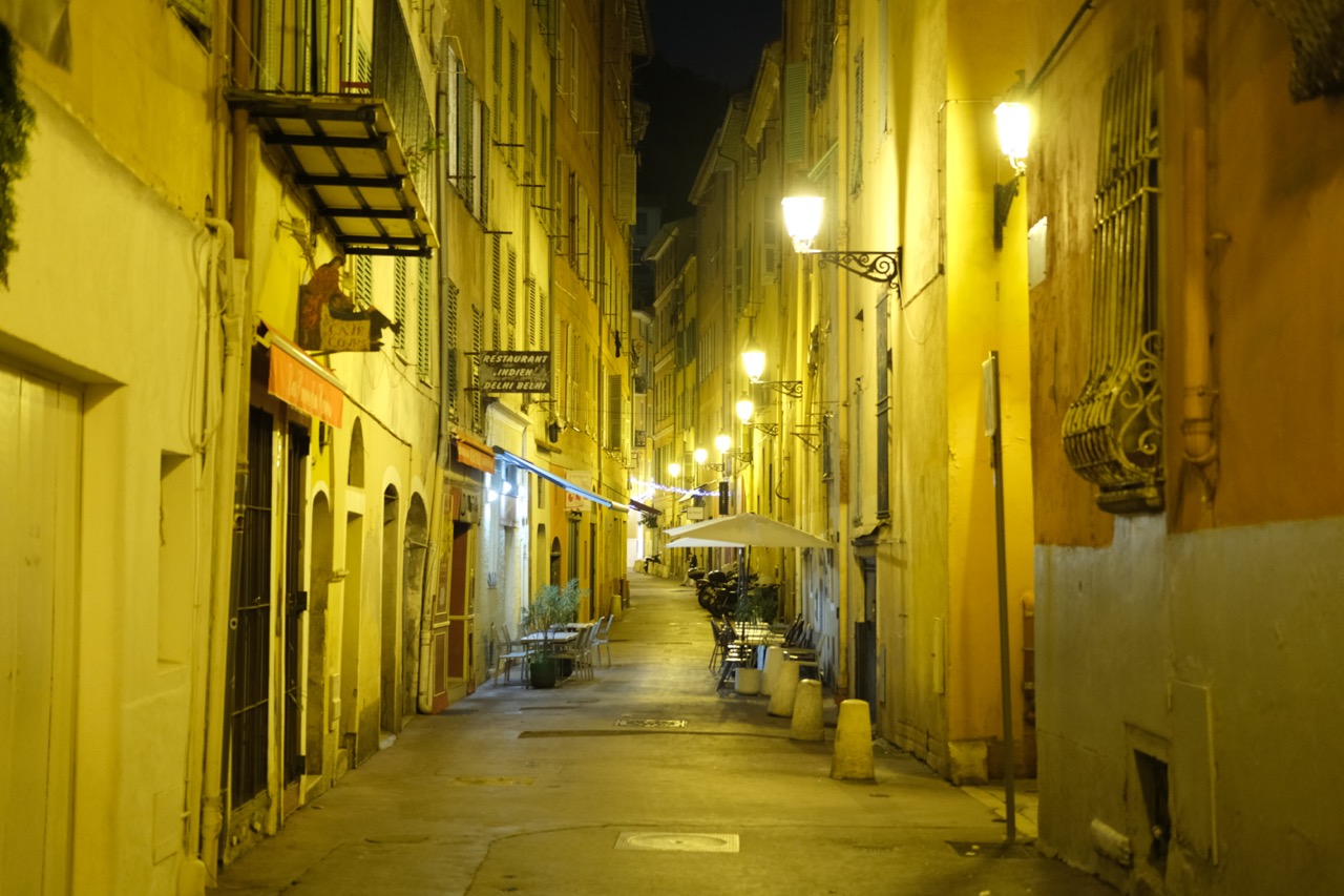 Dans les rues du Vieux Nice la nuit