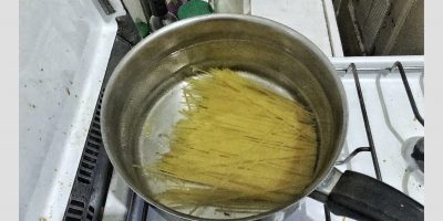 Casser des spaghettis en deux l'une des choses à ne pas faire en Italie - ou en présence d'un italien