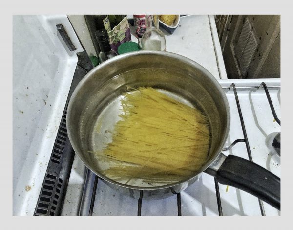 Casser des spaghettis en deux l'une des choses à ne pas faire en Italie - ou en présence d'un italien