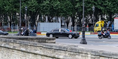 La voiture du président chinois Xi Jinping sortant des Invalides