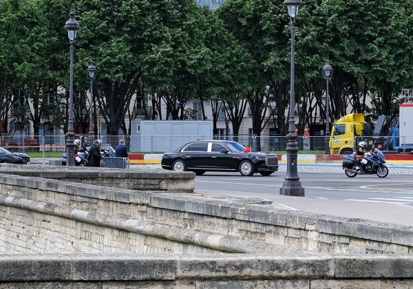 La voiture du président chinois Xi Jinping sortant des Invalides