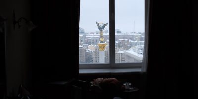 Une vue sur la place Maïdan depuis l'une des chambres de l'hôtel Ukraine