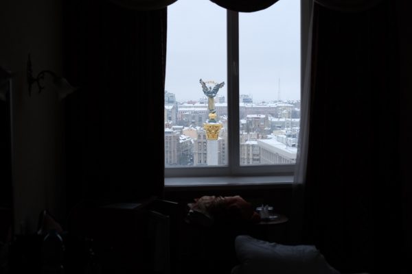 Une vue sur la place Maïdan depuis l'une des chambres de l'hôtel Ukraine