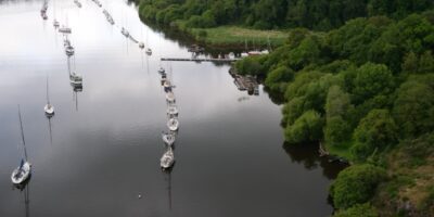 Des bateaux en file indienne au milieu de la nature