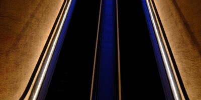 Un plan serré sur des escalators