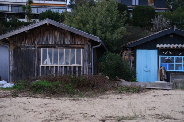 Des charmantes petites maisons en bois sur la plage de Petit Piquey