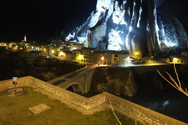 La montagne et la ville, une vision de Sisteron pendant la nuit