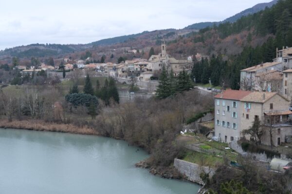 Les eaux chargées en sédiments de la Durance bordent la ville de Sisteron