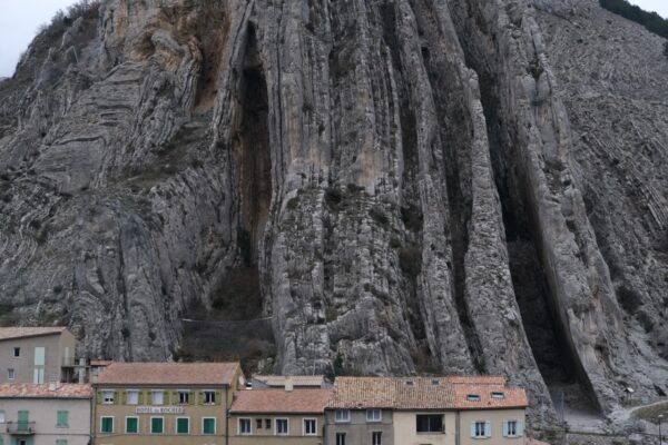 Les maisons et la montagne une vision insolite et hors du commun