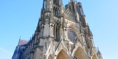 L'imposante cathédrale de Reims sous le soleil © Yann Vernerie