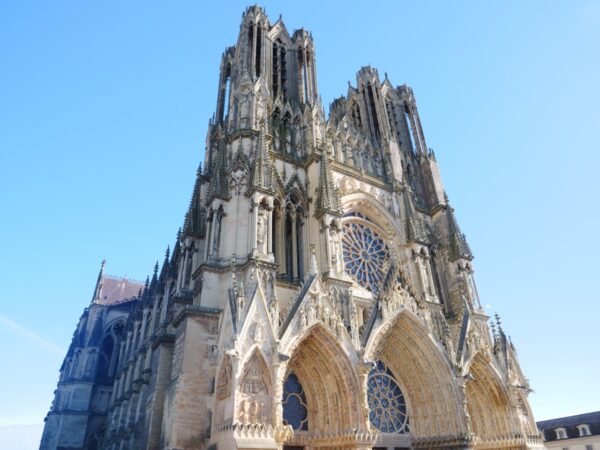 L'imposante cathédrale de Reims sous le soleil © Yann Vernerie