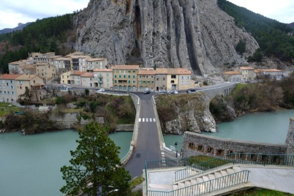 Sisteron, une ville de montagne très photogénique © Yann Vernerie