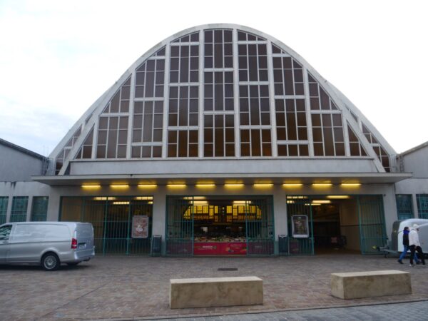 Un matin devant la grande halle du marché Boulingrin